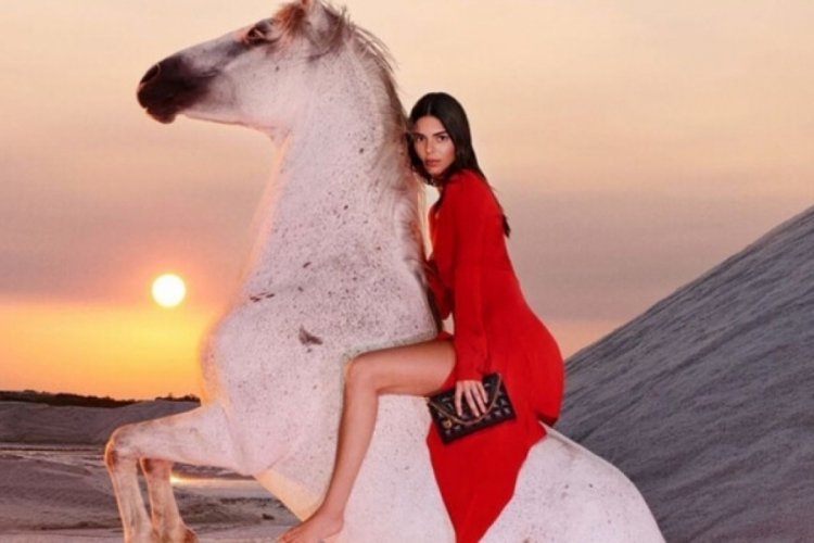 Kendall Jenner, ata &ccedil;ıplak bindi