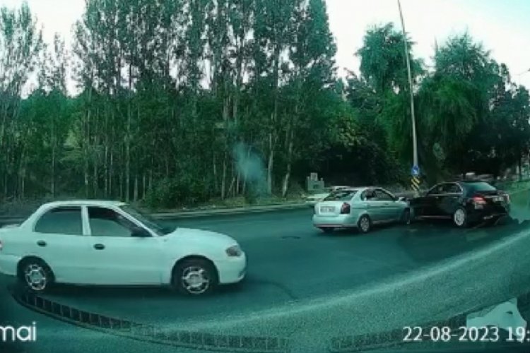 Dikkatsiz s&uuml;r&uuml;c&uuml; kazayı da beraberinde getirdi