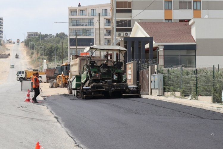 Bursa'da Nil&uuml;fer Belediyesi ara vermeden hem asfalt hem de yama &ccedil;alışmaları yapıyor