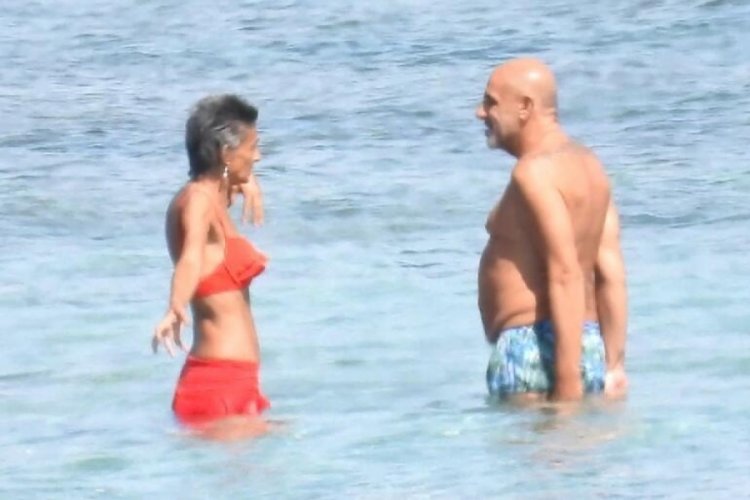 Yıldız Tilbe, &Ccedil;eşme'de tatilde