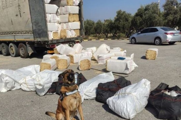 Osmaniye'de saman balyalarının arasından  172 kilo 200 gram uyuşturucu &ccedil;ıktı!