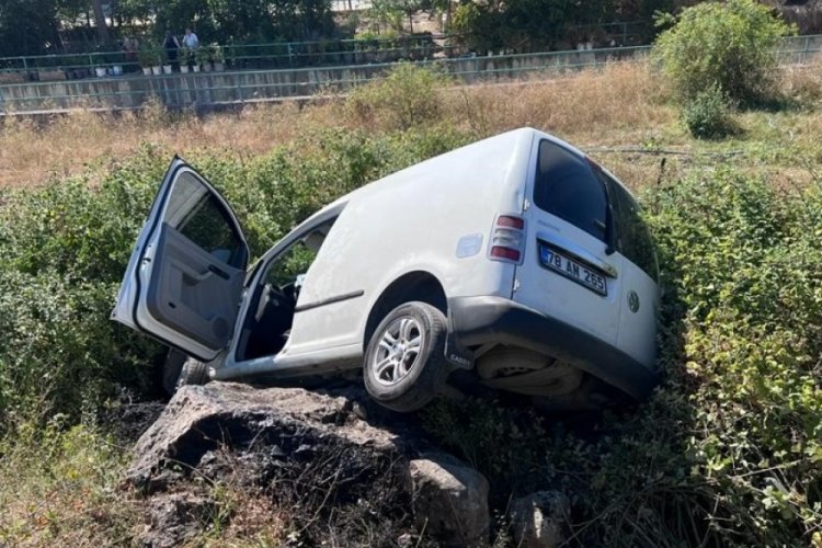 Şarampole u&ccedil;an kamyonet s&uuml;r&uuml;c&uuml;s&uuml; yaralandı