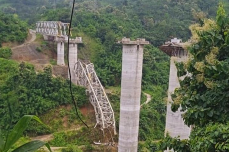 Hindistan'da k&ouml;pr&uuml; &ccedil;&ouml;kt&uuml;: 17 kişi hayatını kaybetti