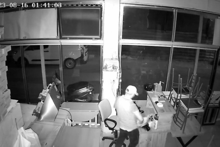 İzmir'de 3 iş yerini soyup serbest kalan ş&uuml;phelilere yakalama kararı