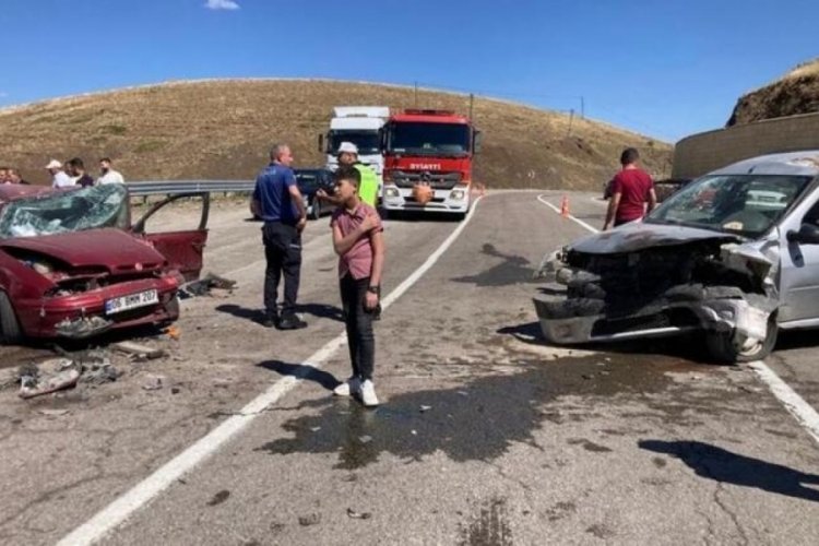 Erzurum'da feci kaza! 4'&uuml; ağır 8 yaralı
