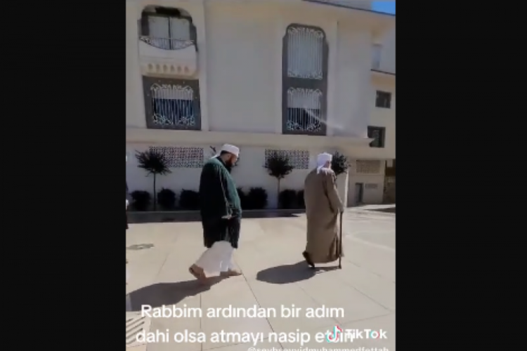 Şeyhin bastığı yerlere basmak i&ccedil;in yarıştılar