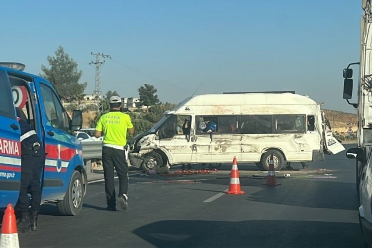 Gaziantep'te tarım iş&ccedil;ilerini taşıyan minib&uuml;s devrildi: &Ccedil;ok sayıda yaralı var
