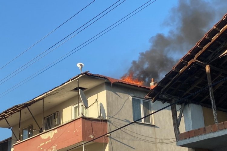 D&uuml;zce'de yangın: Metruk ev ve iki binanın &ccedil;atısı alev alev yandı