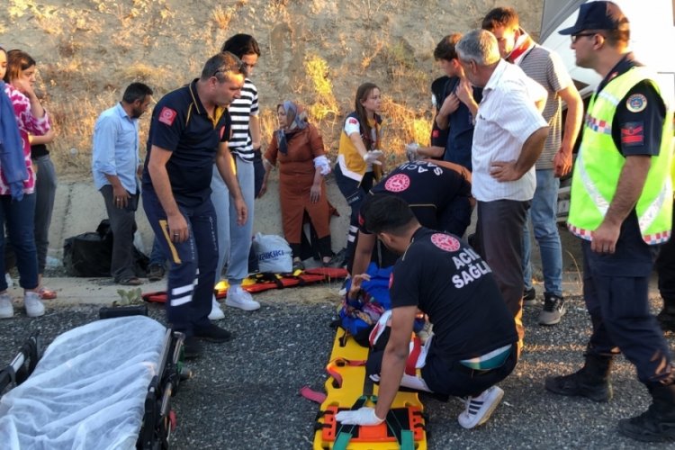 Elazığ'da midib&uuml;s su kanalına d&uuml;şt&uuml;: 13 yaralı