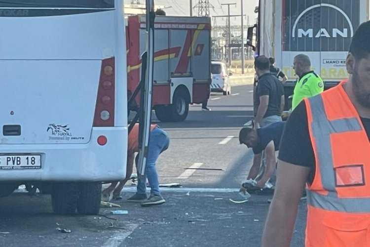Başkent'te iş&ccedil;i servisi minib&uuml;se ve ardından tıra &ccedil;arptı: 21 yaralı