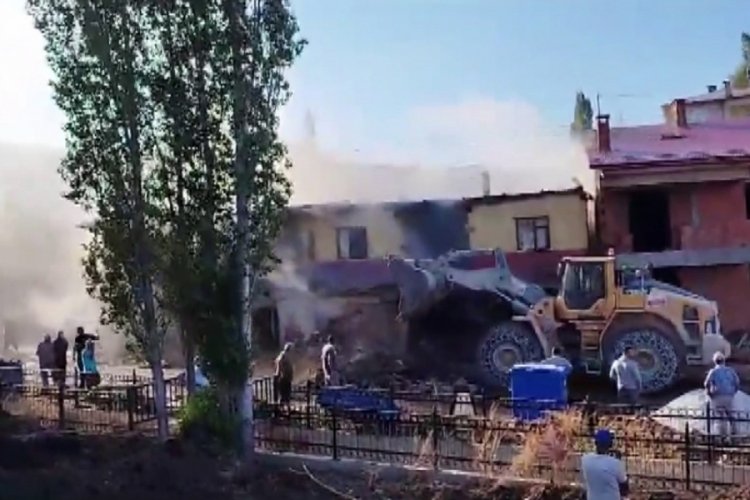 Sivas'ta k&ouml;yde yangın: 2 ev k&uuml;le d&ouml;nd&uuml;