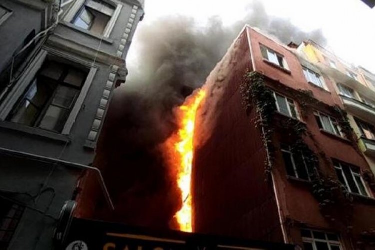 İstanbul'da 5 katlı binada yangın!