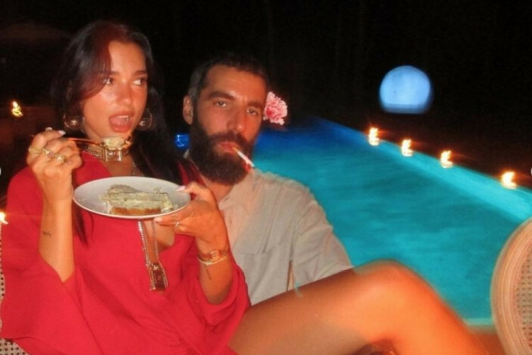 Dua Lipa sevgilisinin kucağında poz verdi