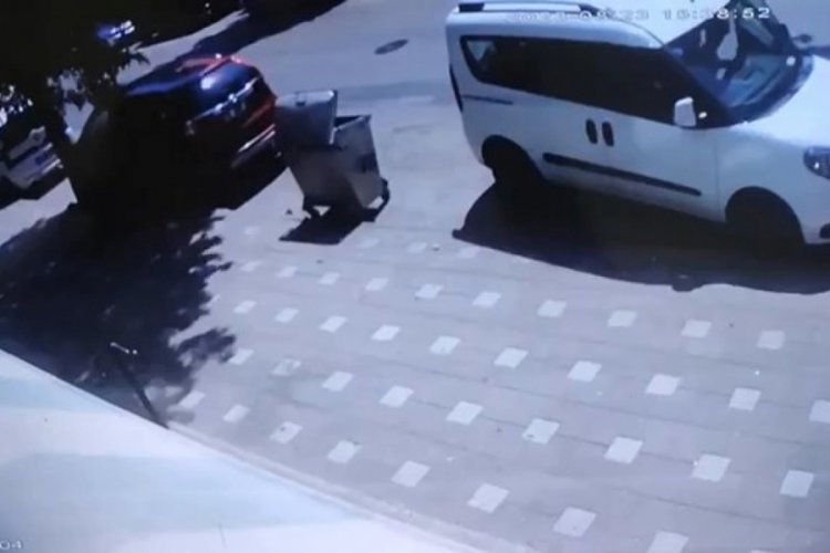 Bursa'da yolun karşısına ge&ccedil;meye &ccedil;alışan kadına otomobil &ccedil;arptı