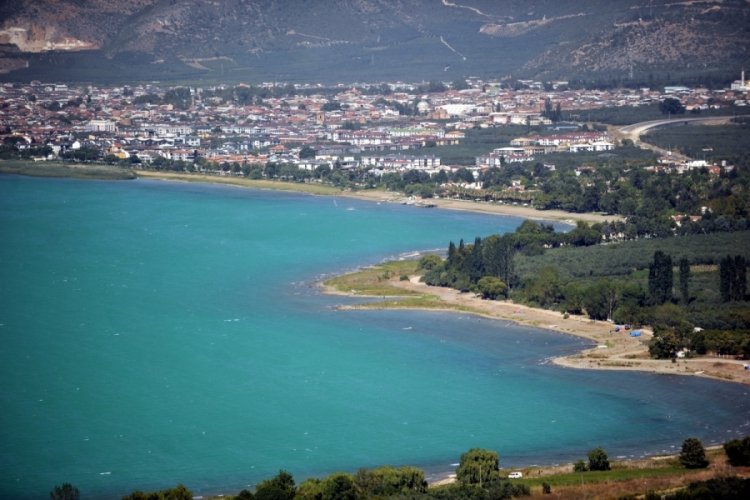 İznik G&ouml;l&uuml;, alg patlaması sebebiyle turkuaza b&uuml;r&uuml;nd&uuml;