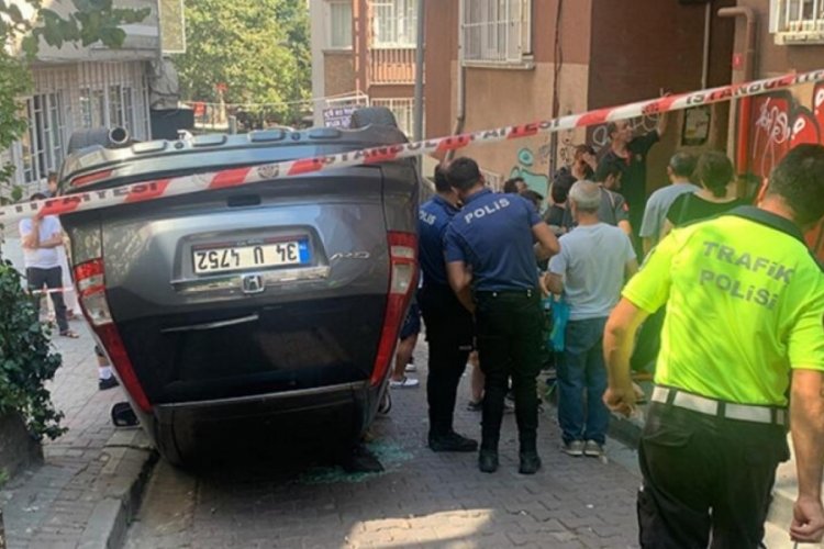 İstanbul'da otomobil kaldırıma &ccedil;arparak takla attı!