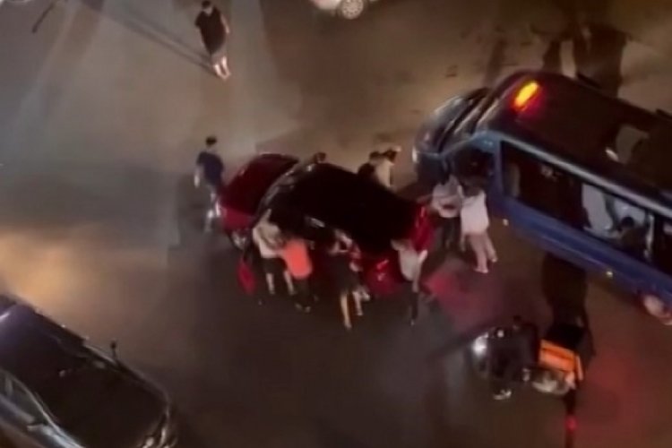 Kavgayı ayırmak isterken kafasında şişe patladı