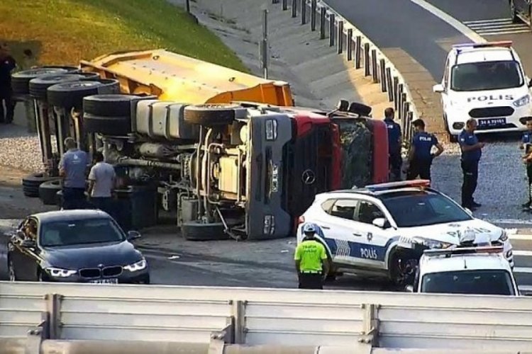 İstanbul Maltepe'de kum y&uuml;kl&uuml; hafriyat kamyonu devrildi! 2 yaralı