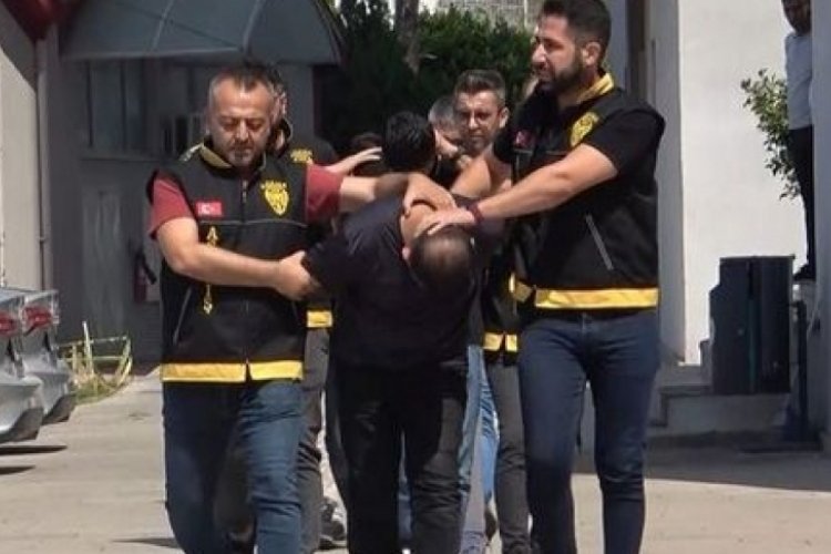 Adana'daki Seyhan il&ccedil;esindeki bir evde &ccedil;ok sayıda silah ele ge&ccedil;irildi