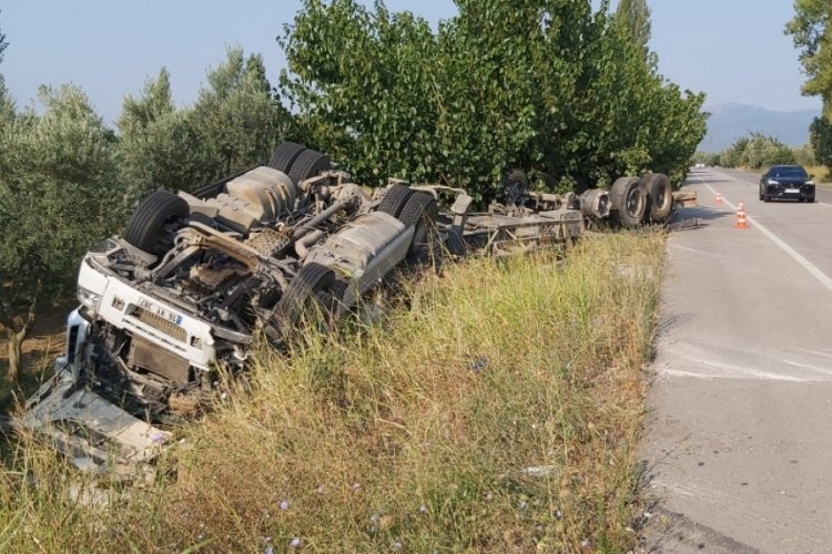 Bursa'da sa&ccedil; y&uuml;kl&uuml; tır takla attı! Tır şof&ouml;r hastaneye kaldırıldı