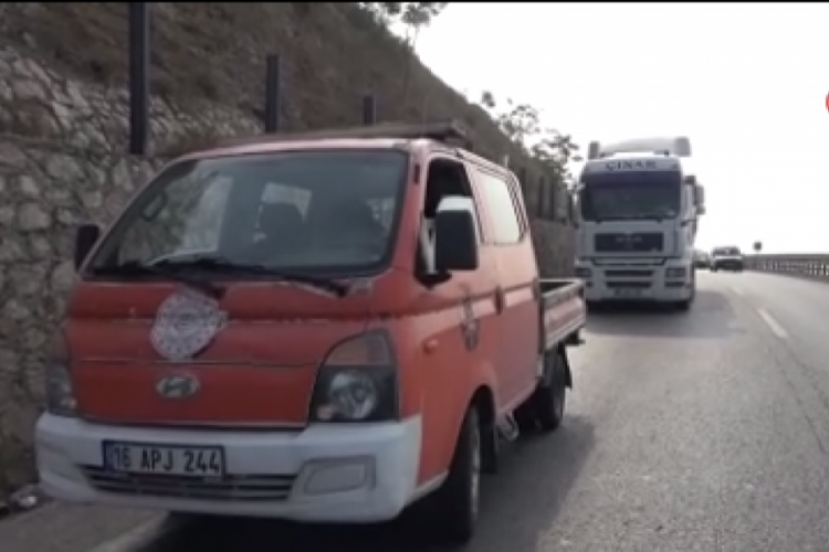 Kocaeli Şirinyalı Mahlesinde otomobil tıra &ccedil;arptı: 1 yaralı