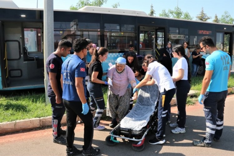 Servis minib&uuml;s&uuml; yolcu almak i&ccedil;in duran halk otob&uuml;s&uuml;ne arkadan &ccedil;arptı