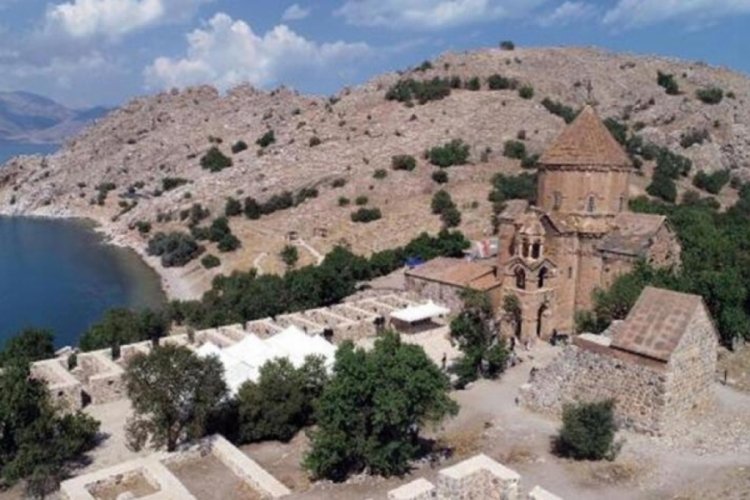 Van G&ouml;l&uuml;'ndeki tarihi Akdamar Kilisesi ayin i&ccedil;in hazırlanıyor