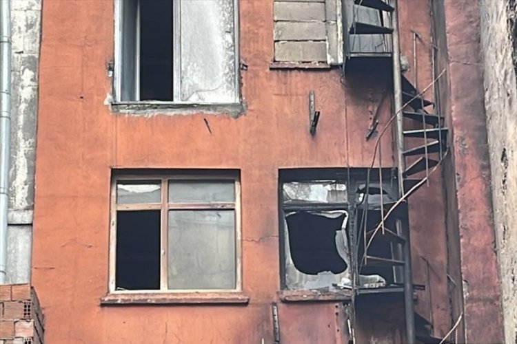 İstanbul Beyoğlu'nda &ccedil;ıkan yangın otel ile bir binada hasara neden oldu