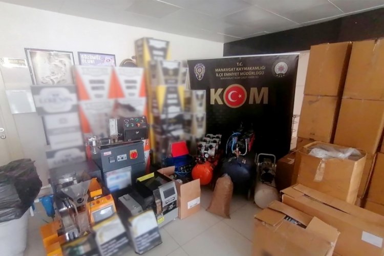 Antalya'da yarım tona yakın kıyılmış t&uuml;t&uuml;n ele ge&ccedil;irildi