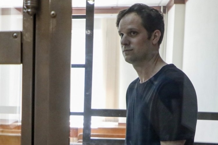 Rusya'da ABD'li gazeteci Gershkovich'in tutukluluk s&uuml;resi uzatıldı