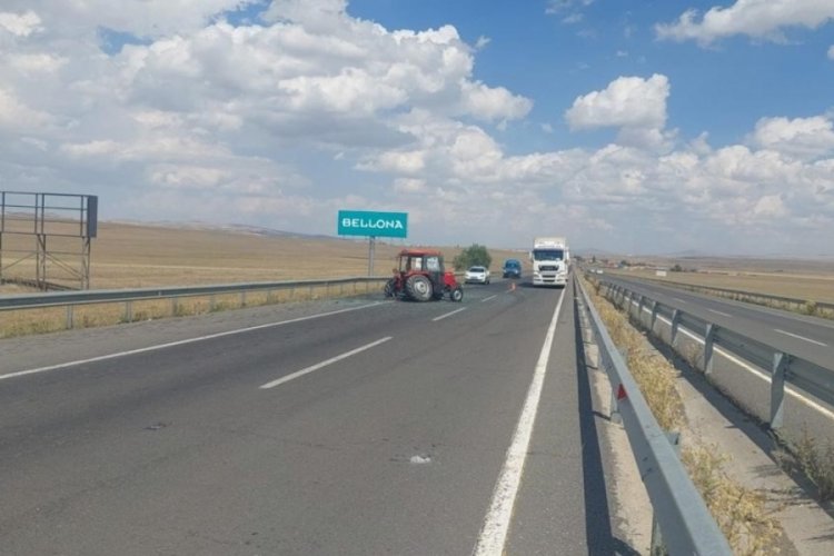 Kars'ta yolcu otob&uuml;s&uuml; trakt&ouml;re &ccedil;arptı! 2 yaralı
