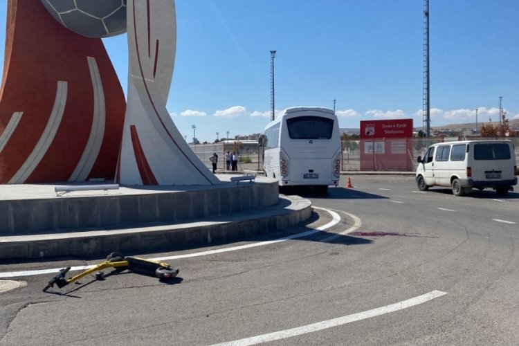Sivas'ta scooter'lu &ccedil;ocuk ile minib&uuml;s &ccedil;arpıştı: 1 &ouml;l&uuml;