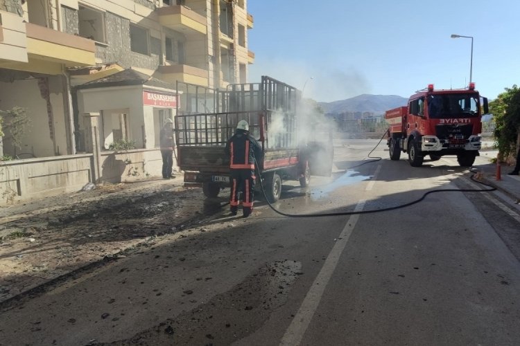 Malatya'da kasasında yangın &ccedil;ıkan kamyonet korkuttu