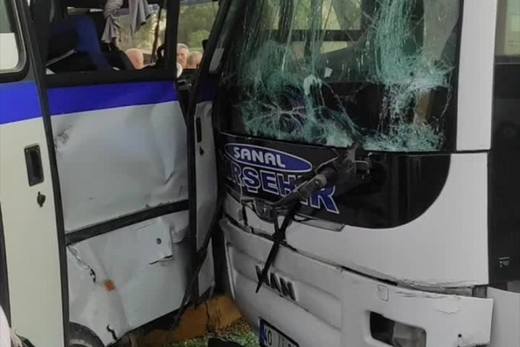 Manisa Salihli'de otob&uuml;s ile minib&uuml;s&uuml;n &ccedil;arpışması sonucu 11 kişi yaralandı