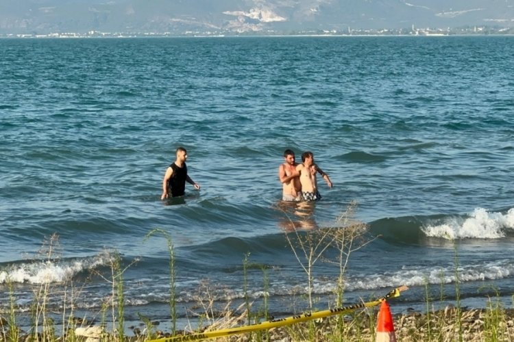 Bursa'da serinlemek i&ccedil;in g&ouml;le giren &ccedil;ocuk boğuldu