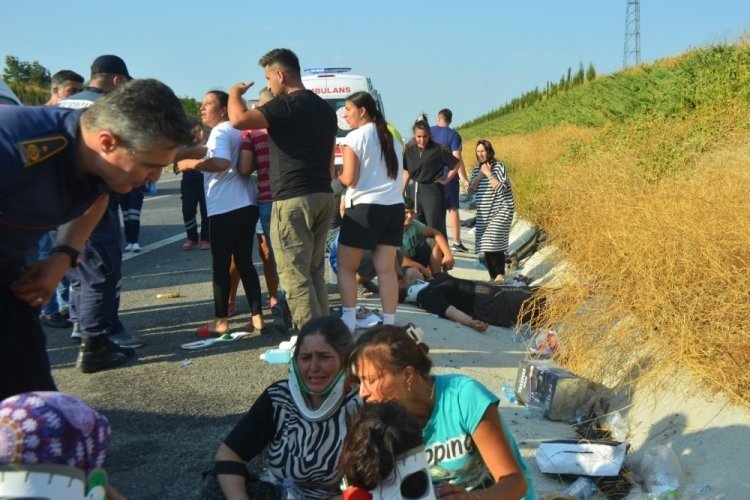 Manisa Soma'da iş&ccedil;i servisi ile otomobil &ccedil;arpıştı