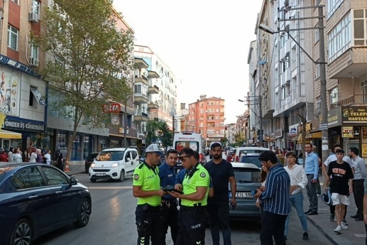 Kocaeli'nde otomobile &ccedil;arpan motosiklet yola savruldu: 2 yaralı