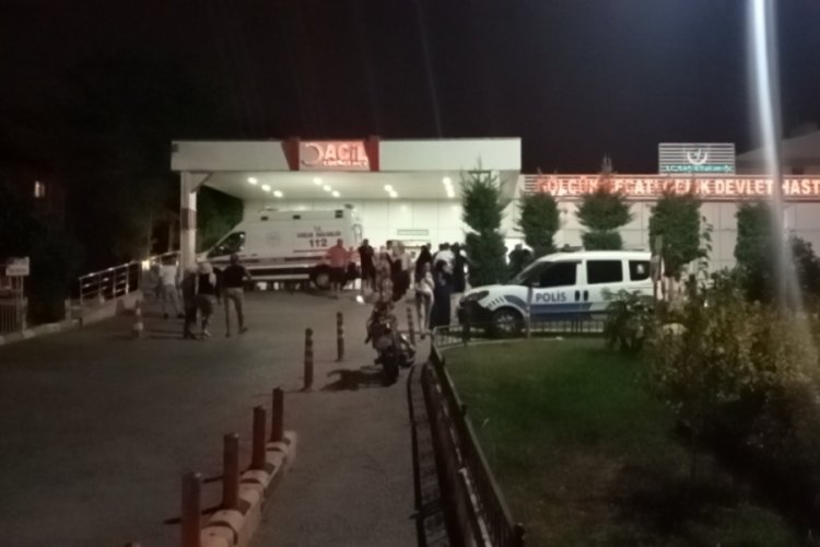 Kocaeli'nde tırla &ccedil;arpışan motosikletteki 2 kişi ağır yaralandı