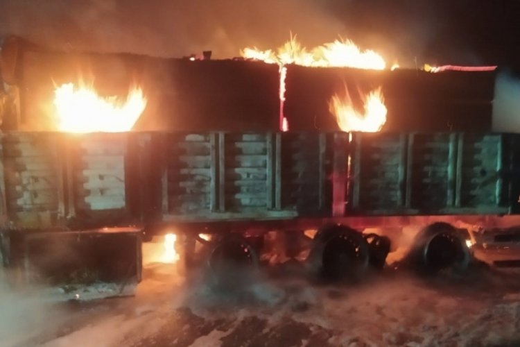 Mersin'de sunta y&uuml;kl&uuml; tır alev alev yandı