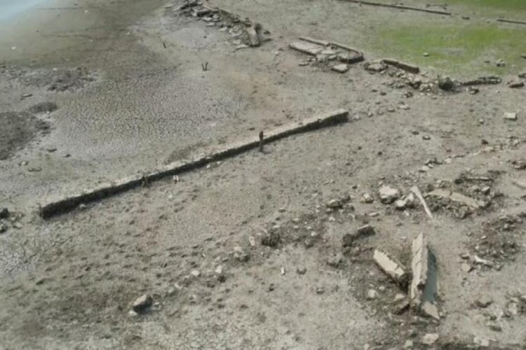 İstanbul'da baraj suları &ccedil;ekildi, tarihi asırlık mezar ortaya &ccedil;ıktı!