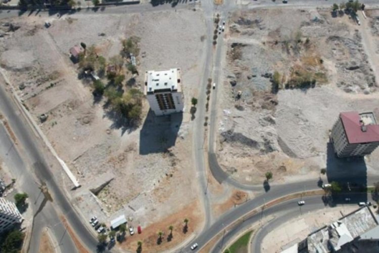1400 kişinin hayatını kaybettiği Ebrar Sitesi'nde enkaz kaldırıldı