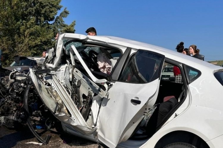 Samsun'da 2 otomobil kafa kafaya &ccedil;arpıştı: 1 uzman &ccedil;avuş &ouml;l&uuml;, 7 yaralı