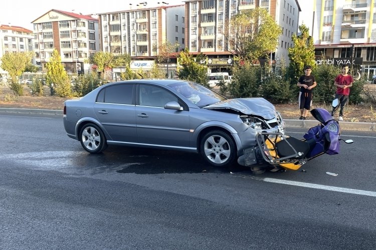 Bing&ouml;l'de otomobilin &ccedil;arptığı kurye ağır yaralandı