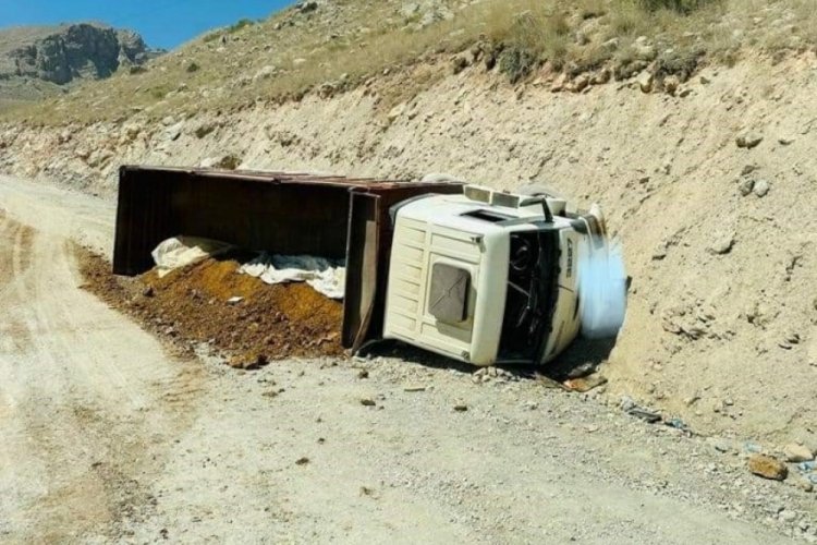 Kayseri'de freni patlayan maden y&uuml;kl&uuml; kamyon devrildi