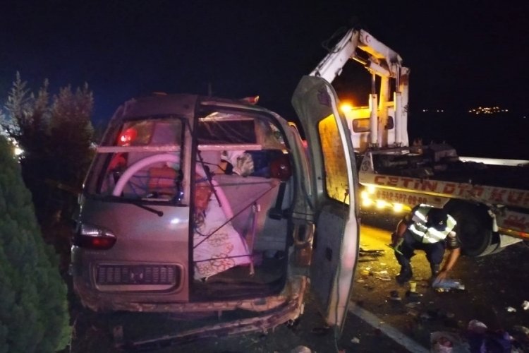 Aydın'da otomobilin &ccedil;arptığı ticari ara&ccedil; takla atarak karşı şeride ge&ccedil;ti: 4 yaralı