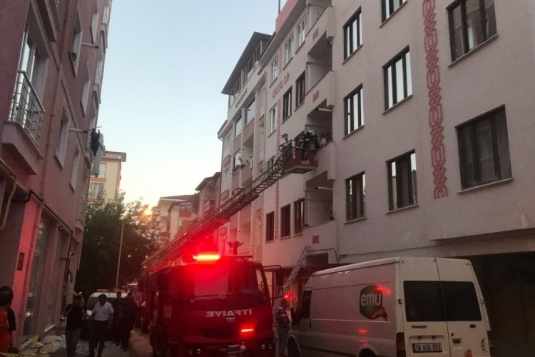 Bilecik'te elektrik panosundan &ccedil;ıkan yangın paniğe neden oldu