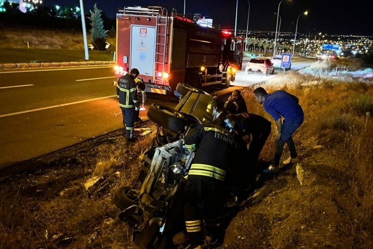 Aksaray'da otomobile arkadan &ccedil;arpıp ka&ccedil;tı: 2 yaralı