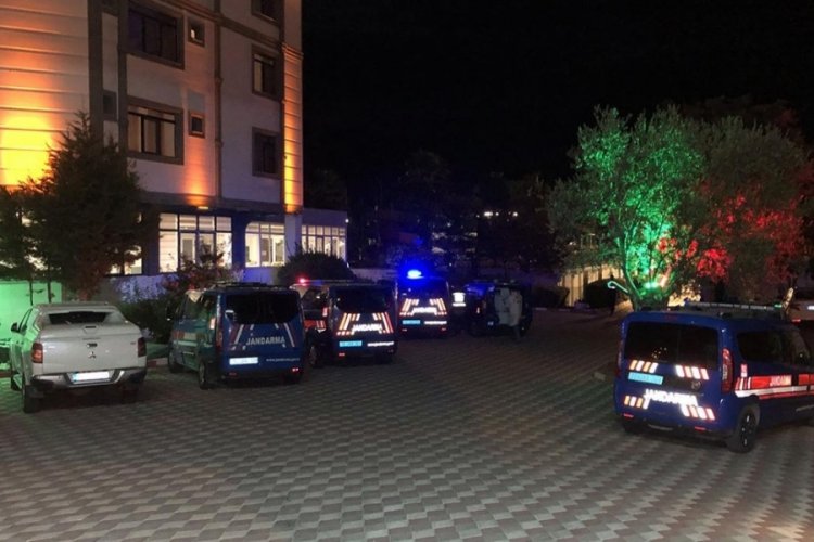 Otelde, d&uuml;ğ&uuml;nde yemek kavgası: 1 &ouml;l&uuml;, 1 yaralı