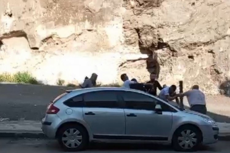 Bursa'da park kavgasında silahlar b&ouml;yle konuştu: 3 yaralı