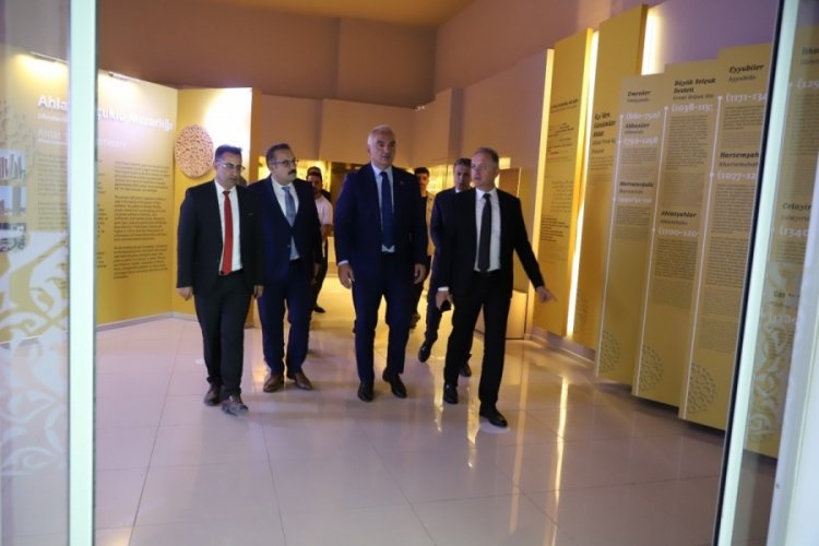K&uuml;lt&uuml;r ve Turizm Bakanı Mehmet Nuri Ersoy, Ahlat M&uuml;zesi'ni ziyaret etti